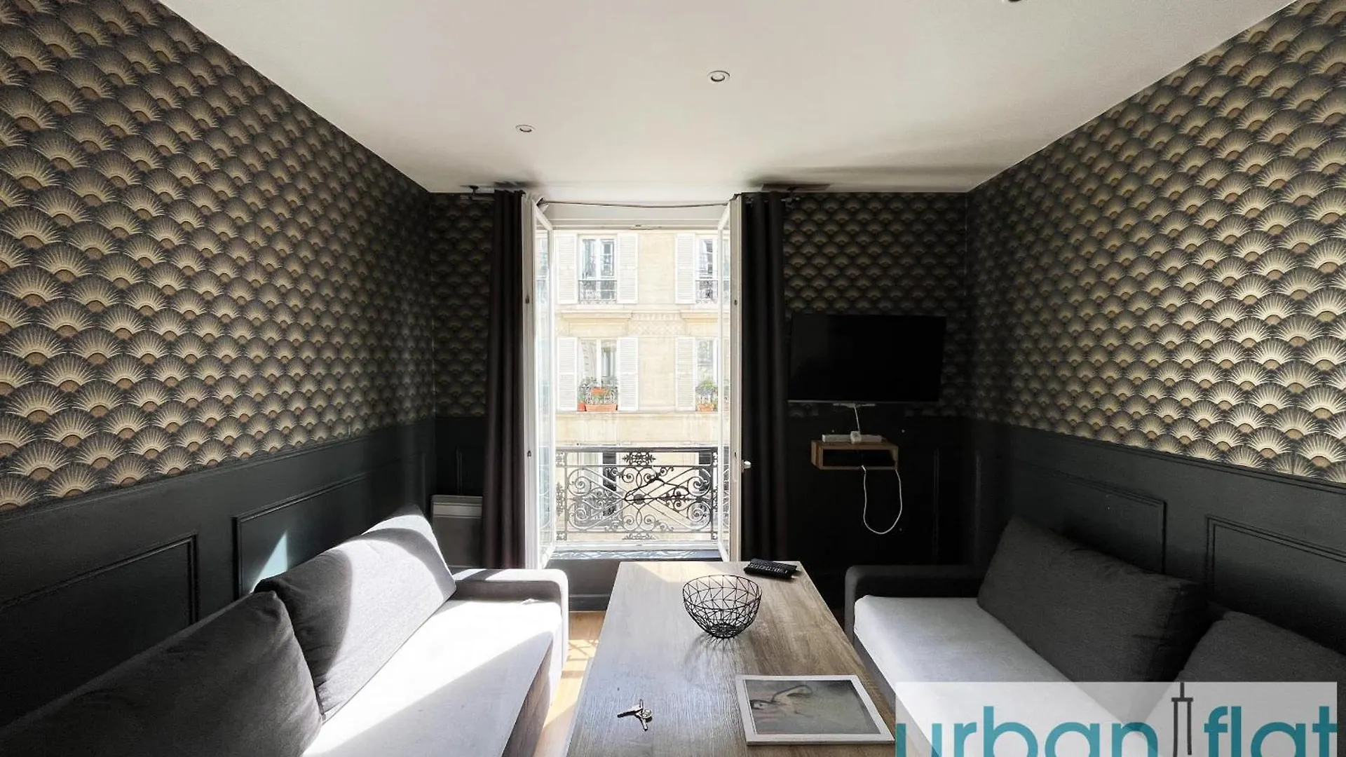 Urban Flat 18 - Charming 2bdr Parisian דירה פריז